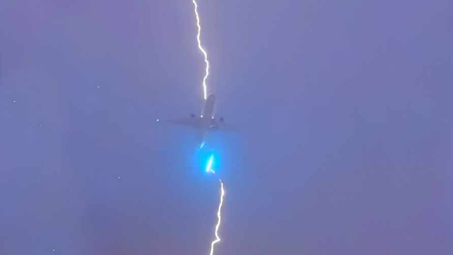 В Канаде на взлете в пассажирский Boeing ударила молния