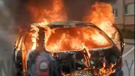 «Доехал до работы» — В гродненском дворе вспыхнула легковушка