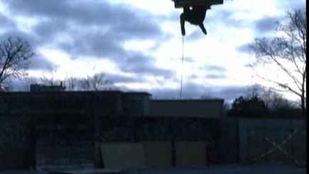 Швейцарский пианист сыграл на подвешенном на высоте 10 метров фортепиано