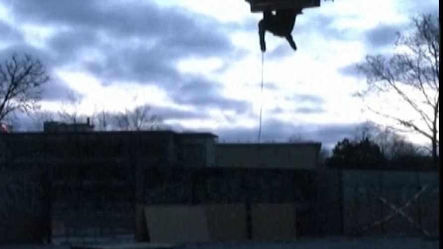 Швейцарский пианист сыграл на подвешенном на высоте 10 метров фортепиано