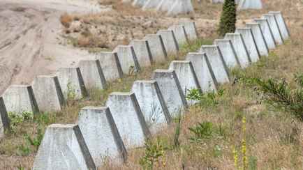 Латвия решила перекопать дороги на границе с Беларусью и создать противотанковые рвы. Зачем?