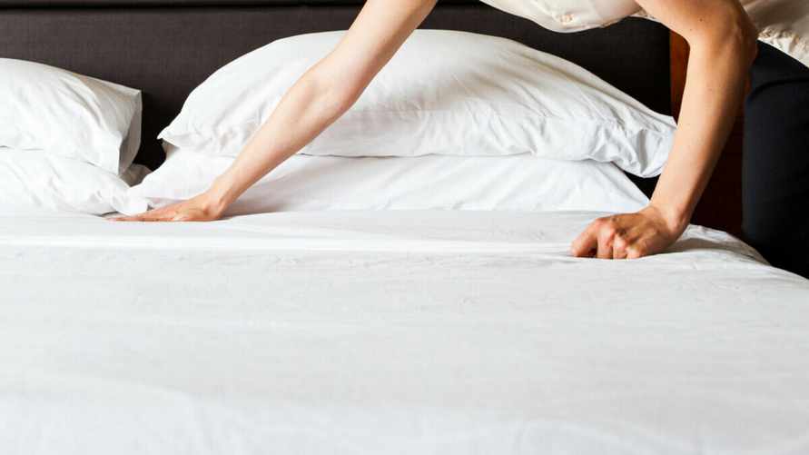 Эксперты посоветовали не заправлять постель по утрам. Почему эта привычка вредна для здоровья?