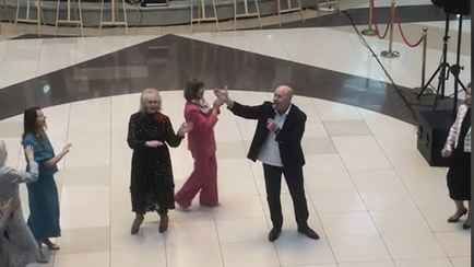 «Напишите ему новую песню» — В Минске заметили поющего в ТЦ Солодуху. Мнения разделились