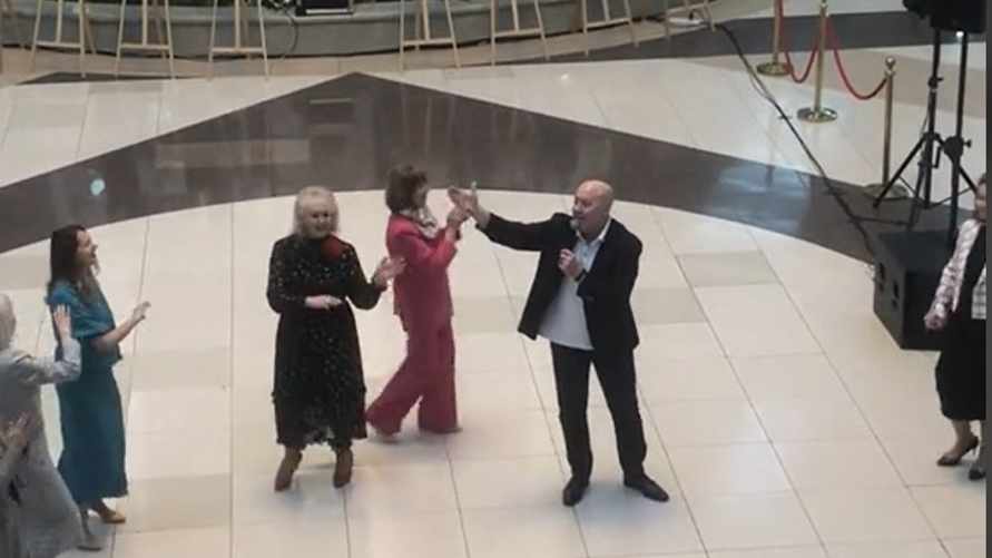 "Напишите ему новую песню" - В Минске заметили поющего в ТЦ Солодуху. Мнения разделились