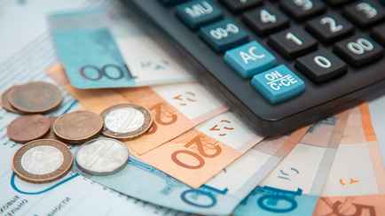 В Минюсте рассказали, когда у белорусов могут взыскать 70% зарплаты