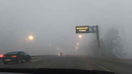 В двух областях Беларуси объявили оранжевый уровень опасности из-за тумана. На что «переориентировались» в ГАИ?