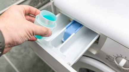 Замените стиральный порошок или гель этим средством из ванны. Поможет в критических ситуациях