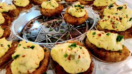 Забудьте о яйцах с майонезом. Приготовьте их в панировке и нафаршируйте этой вкусной начинкой