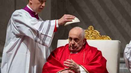 «Есть комната, где хранятся канделябры» — Папа Римский рассказал, где хочет, чтобы его похоронили