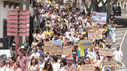 Жители Канарских островов вышли на протесты против туристов. Это почему?