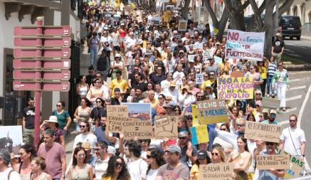Жители Канарских островов вышли на протесты против туристов. Это почему?