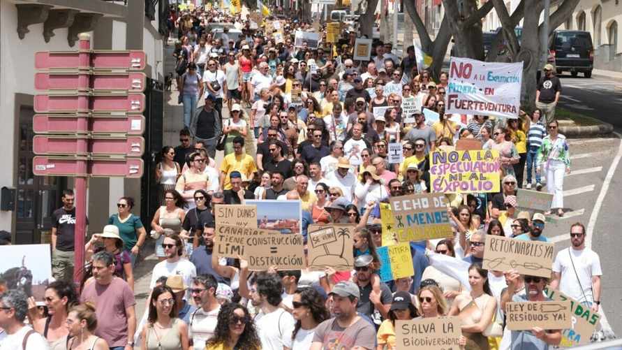 Жители Канарских островов вышли на протесты против туристов. Это почему?