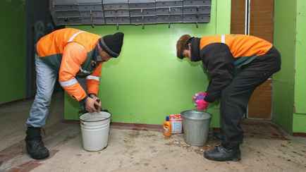 В ЖКХ рассказали белорусам, почему в пятиэтажках убирают подъезды чаще. Сколько раз положено по закону и сколько стоит за квадратный метр?