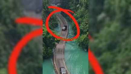 «Представляю, сколько на дне металлолома» — Видео с «плавающим» автомобильным мостом в Китае набрало 2,7 млн просмотров