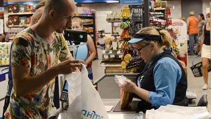 Белорусов позвали работать в крупную торговую сеть. Кому пообещали 1700 рублей в месяц?