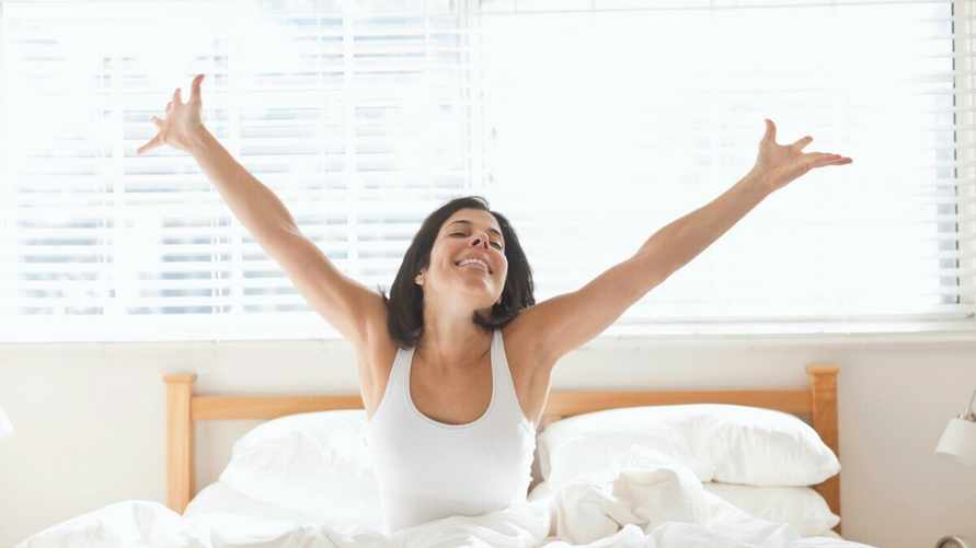 Это простое упражнение в кровати быстро приведет вас в форму. А какое сделать во время чистки зубов?