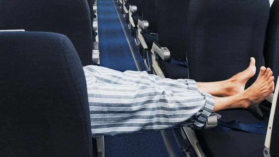 Эксперты рассказали, почему нельзя снимать обувь в самолёте, и что будет, если надеть пижаму