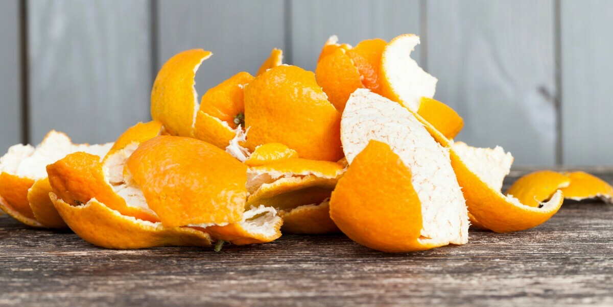 Как использовать апельсиновую кожуру на огороде? Сделайте удобрение и раствор для этих растений