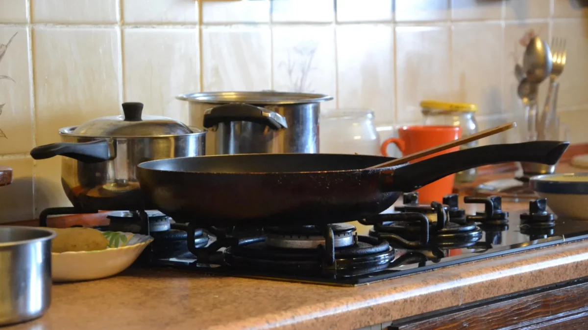 Как легко отмыть тефлоновую сковороду, не повредив покрытие? Нагрейте на ней эту жидкость