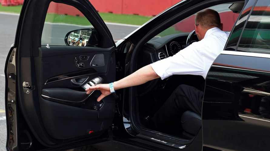 Почему водителям не стоит открывать дверь авто изнутри левой рукой? Дело в безопасности