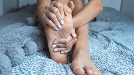 Врачи назвали способ, который поможет предупредить инсульт. Нужно лишь внимательно посмотреть на ноги