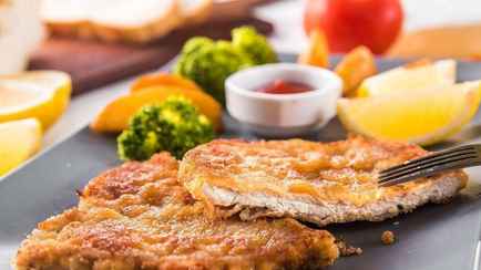 Замаринуйте свинину в этом продукте вместо молока. Отбивные получатся более нежными и сочными