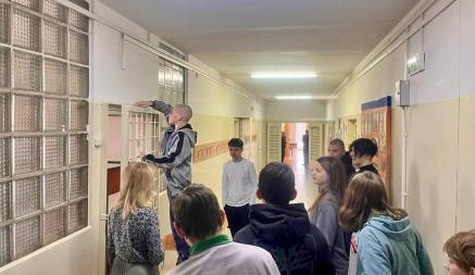 Белорусским школьникам провели экскурсию в приемнике-распределителе на Окрестина. О чём им там рассказали?
