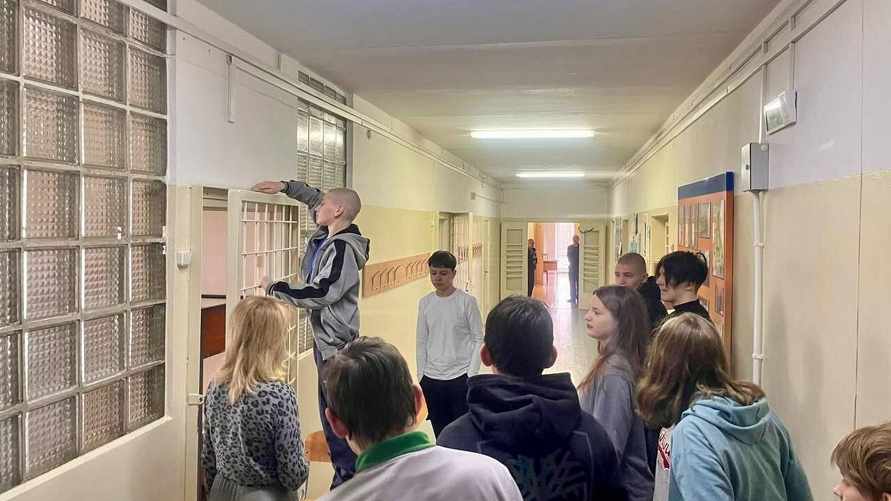 Белорусским школьникам провели экскурсию в приемнике-распределителе на Окрестина. О чём им там рассказали?