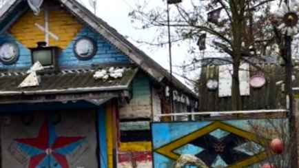 «Мне кажется, там маньяки живут» — В TikTok опубликовали видео необычного дома на Минщине