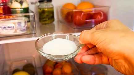 Зачем ставить миску с солью в холодильник? Вот как поможет некоторым продуктам