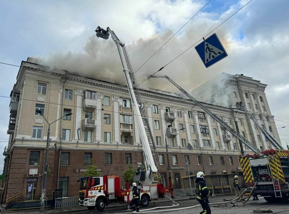 В украинском Днепре ракета попала в жилую пятиэтажку. Есть погибшие