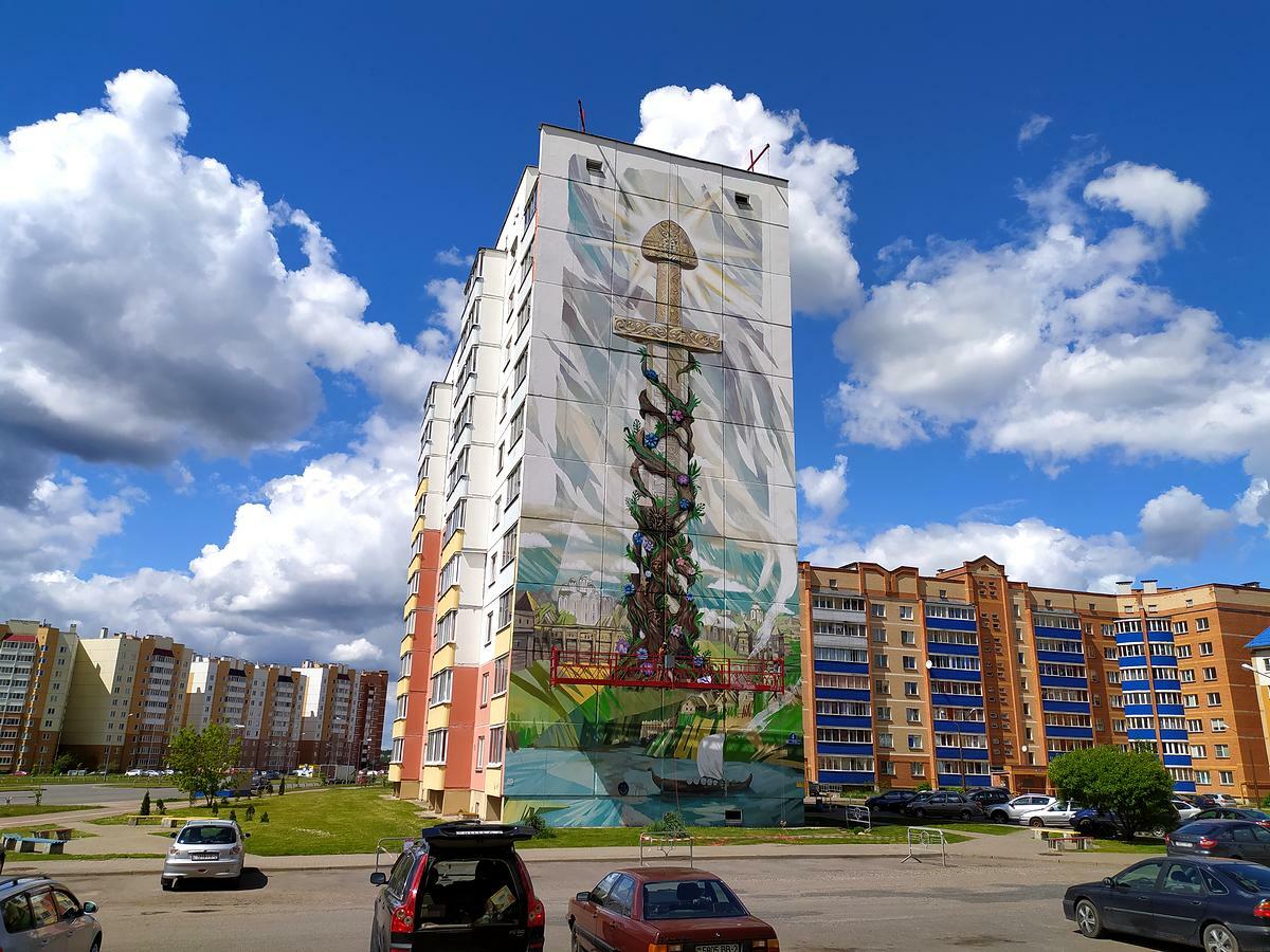 Угадайте белорусский город по муралу. А в каком был нарисован самый большой в мире?