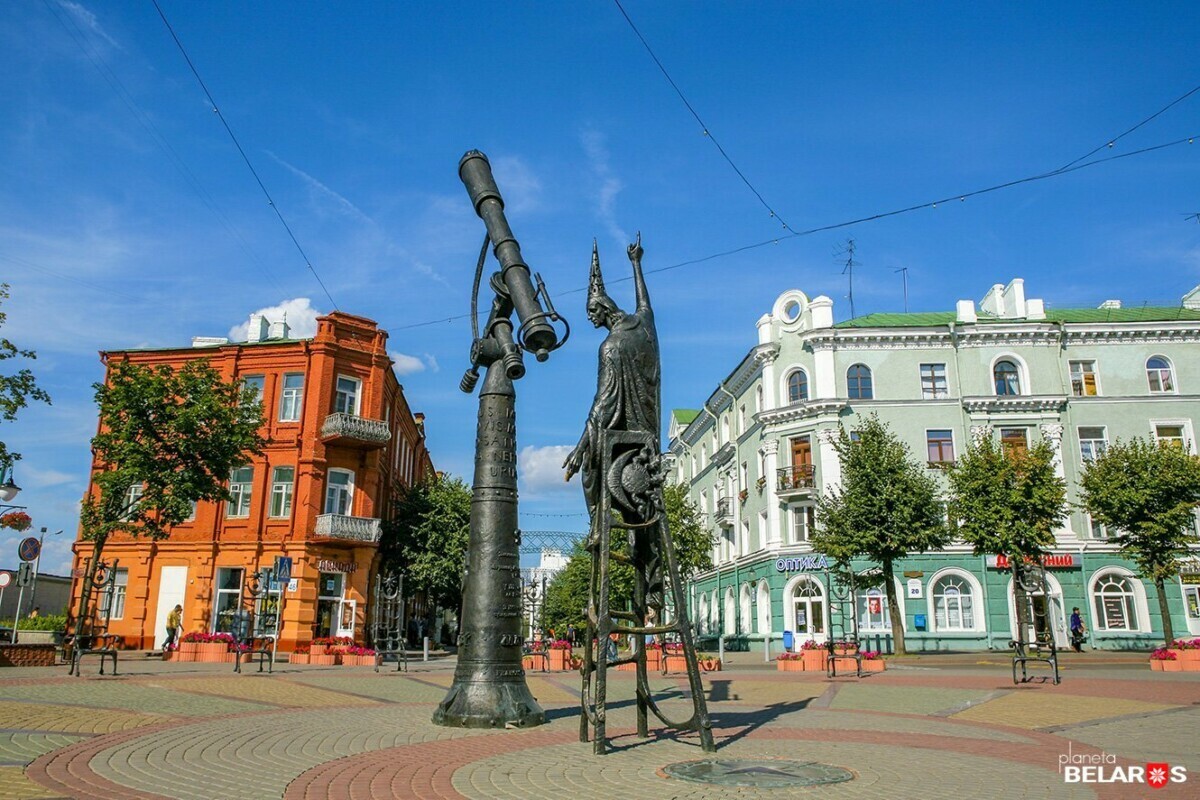 Где увековечили в бронзе огурец, а где – дракона? Только самые любознательные угадают белорусский город по памятнику