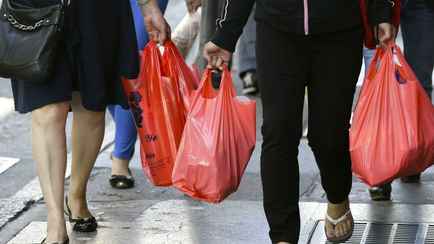 Европарламент одобрил запрет на пластиковые бутылки для шампуней и одноразовую посуду в кафе