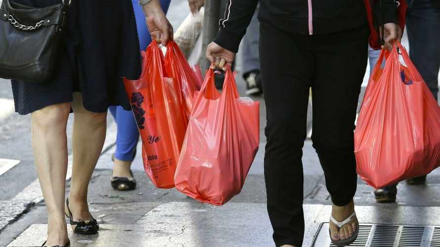 Европарламент одобрил запрет на пластиковые бутылки для шампуней и одноразовую посуду в кафе