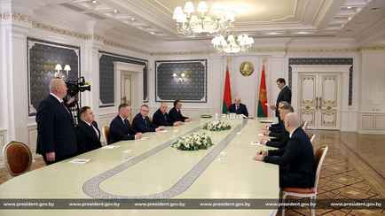 «Этого никогда не делайте» — Лукашенко предостерег новых руководителей и посоветовал «не рубить шашкой» в коллективах