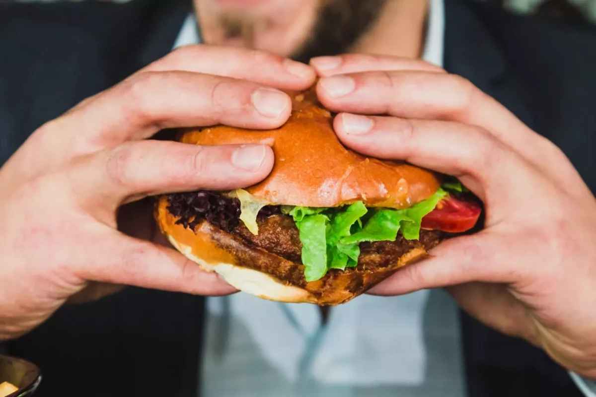 Белорусам предложили покупать бургеры в рассрочку. Это как?