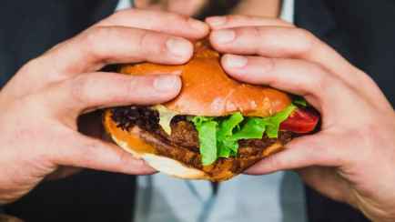 Белорусам предложили покупать бургеры в рассрочку. Это как?