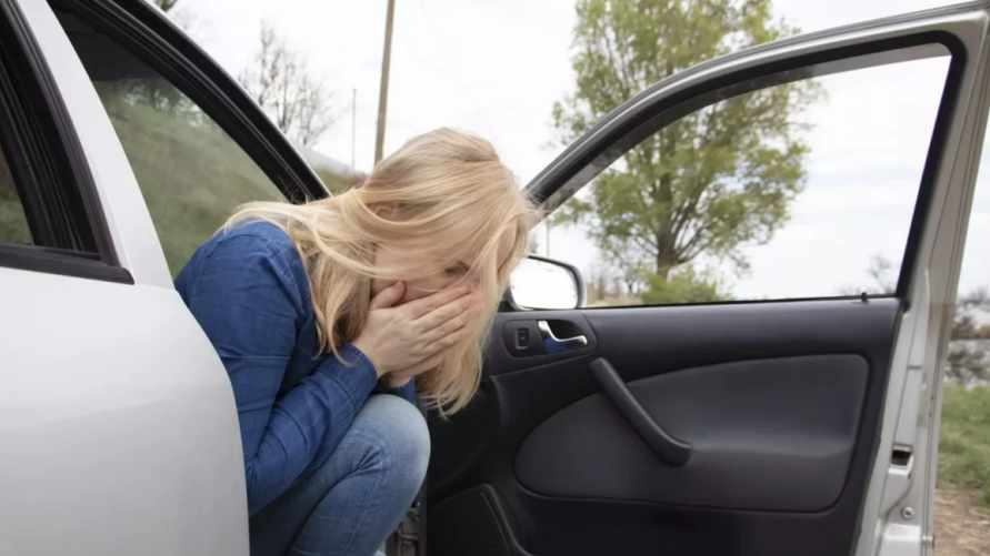 Укачивает в автомобиле? Не делайте эти 2 вещи и попробуйте 2 домашних средства