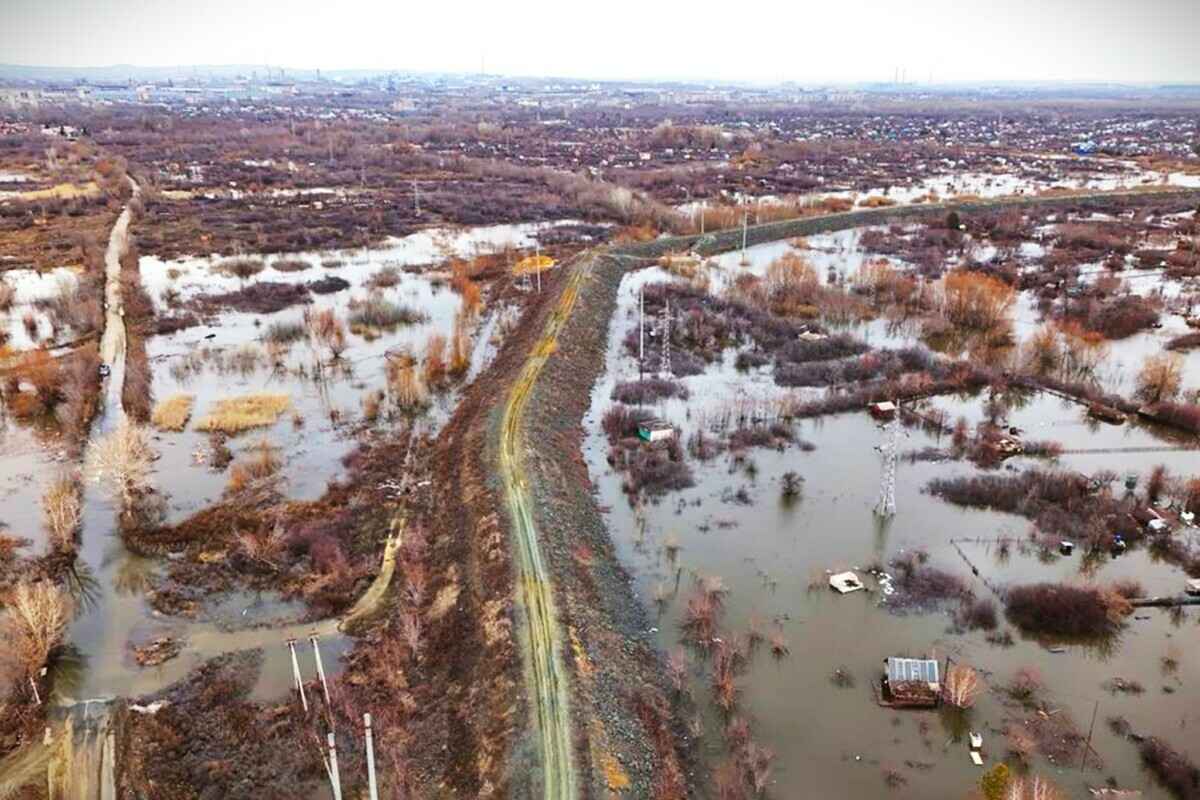 В российском Орске прорвало дамбу. Более 2500 человек эвакуированы