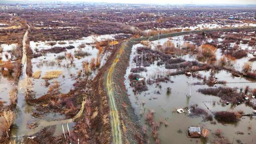 В российском Орске прорвало дамбу. Более 2500 человек эвакуированы