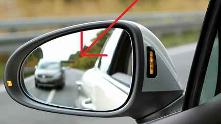 Об этих 4 «секретных» функциях автомобильных зеркал знают не все. Как облегчат вождение?