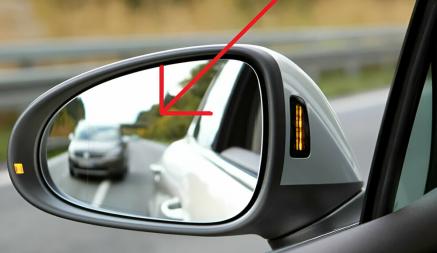 Об этих 4 «секретных» функциях автомобильных зеркал знают не все. Как облегчат вождение?