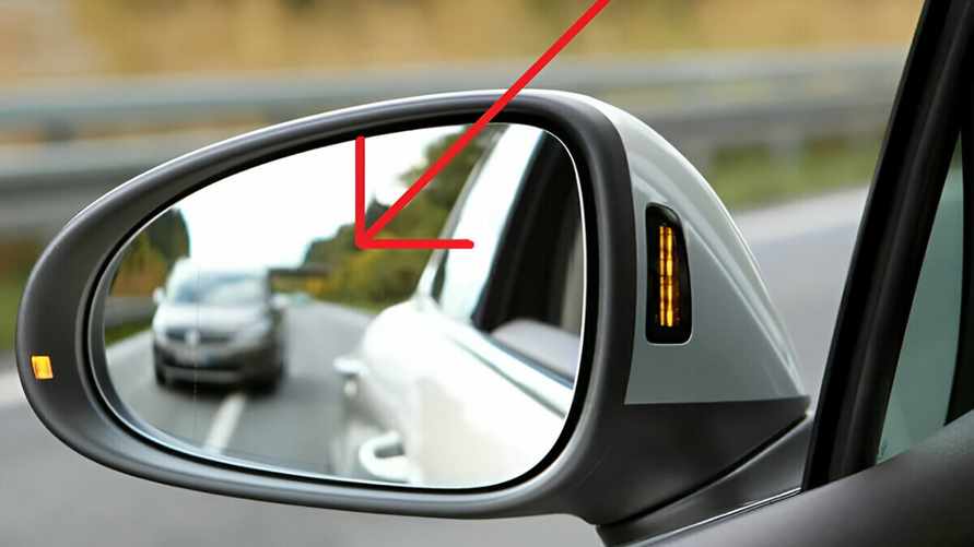 Об этих 4 "секретных" функциях автомобильных зеркал знают не все. Как облегчат вождение?