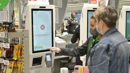 В минском магазине мужчина пробил на кассе самообслуживания картофель вместо арахиса. Какой штраф выписали?