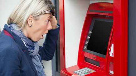 В Минске обнаружили банкоматы, работающие «наоборот». Это как?