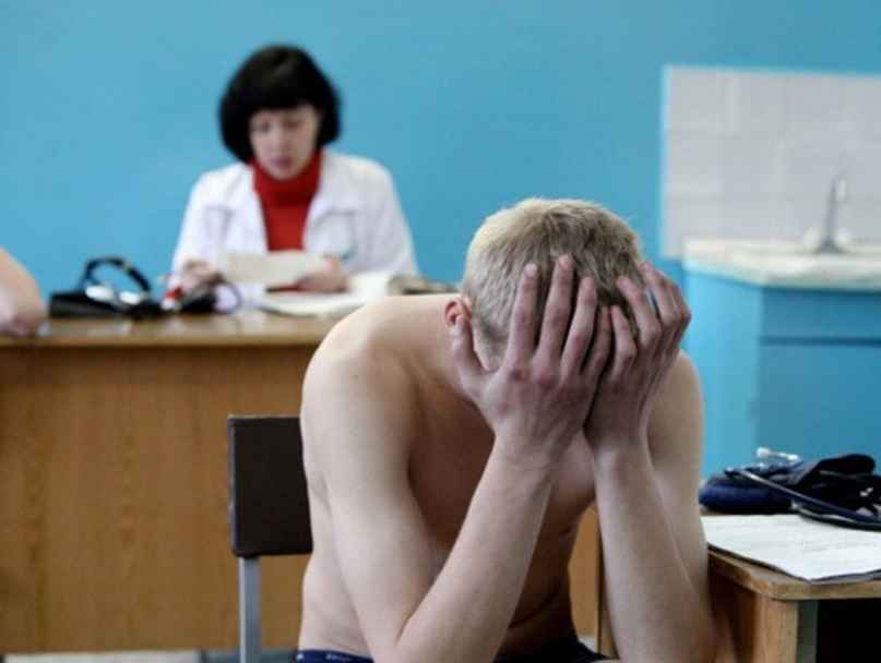 Призывникам в Беларуси разрешили проходить медкомиссию только в госучреждениях