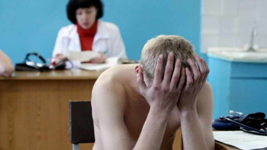 Призывникам в Беларуси разрешили проходить медкомиссию только в госучреждениях