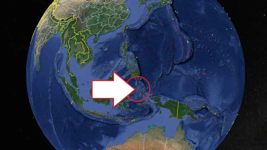 Вулкан Руанг расположен на островах Сангихе в Северном Сулавеси, Индонезия