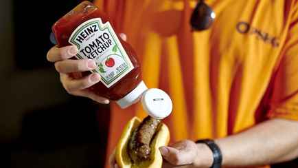 Любители Heinz показали, как же на самом деле нужно наливать кетчуп. Главное — нажать в правильном месте